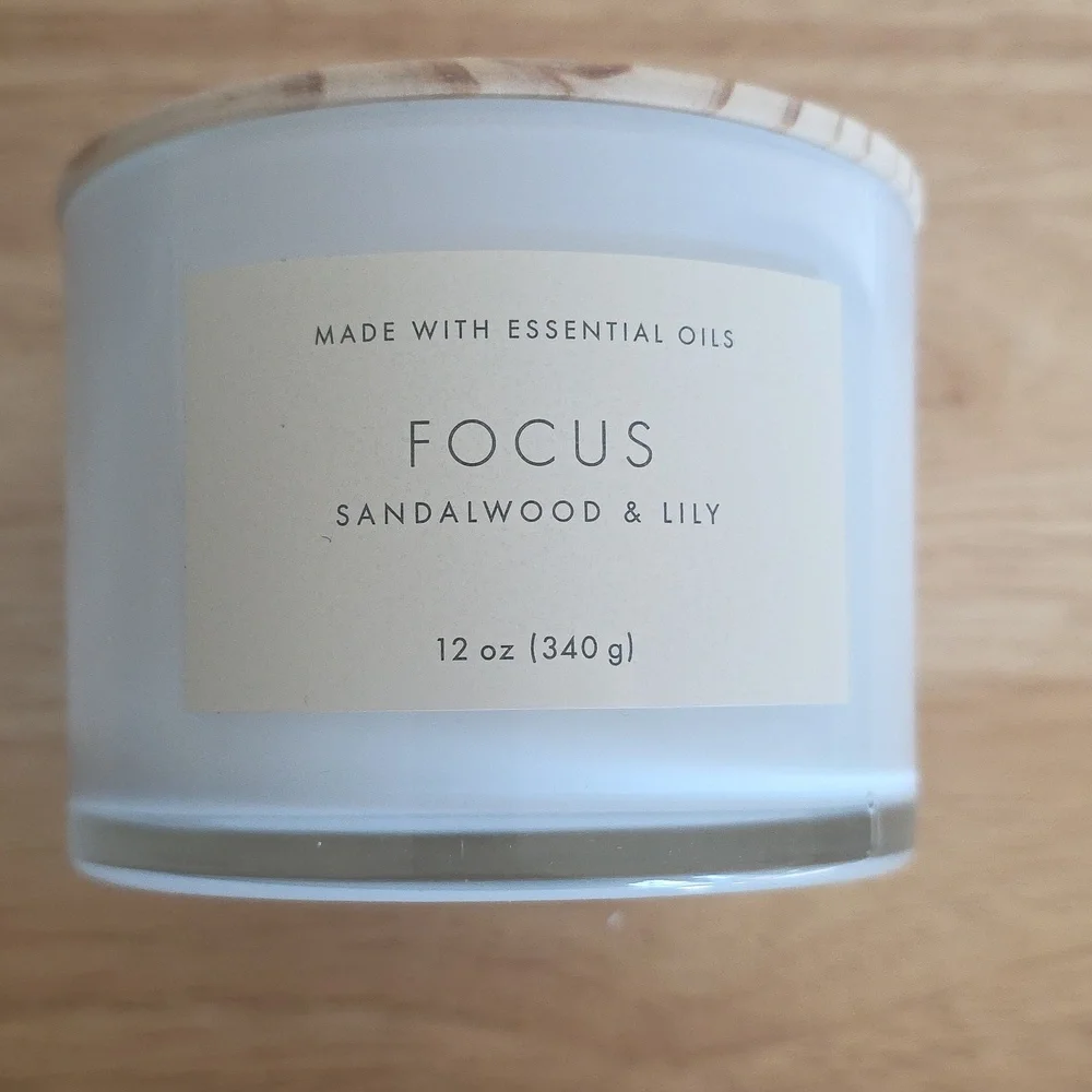 Threshold Brand 3 Wick Candle FOCUS Sandalwood & Lily  12oz